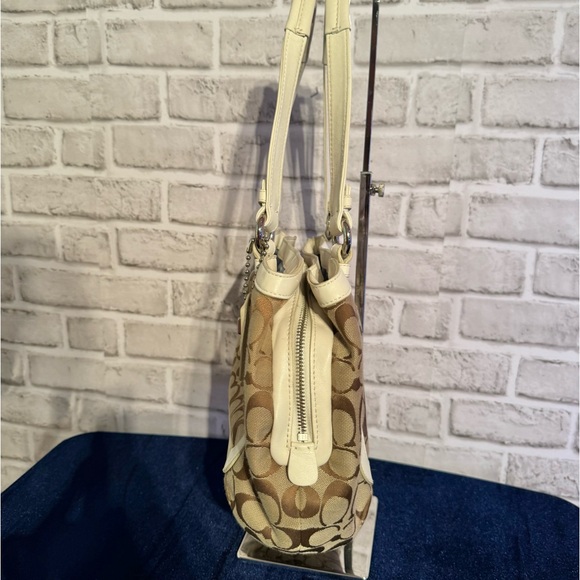 Coach 2010 Cricket Signature Jacquard Handbag - Picture 6 of 10